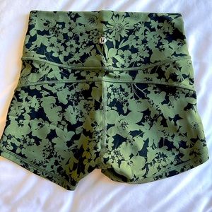 Lululemon in movement short